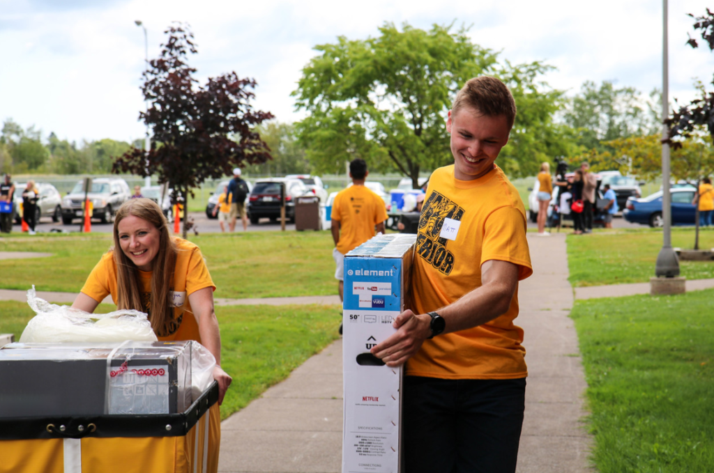 Move-in crew assisting students