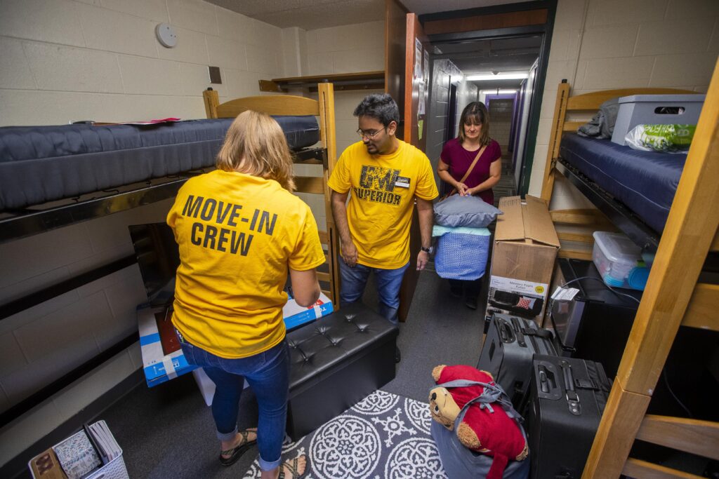 Move-in crew helping student